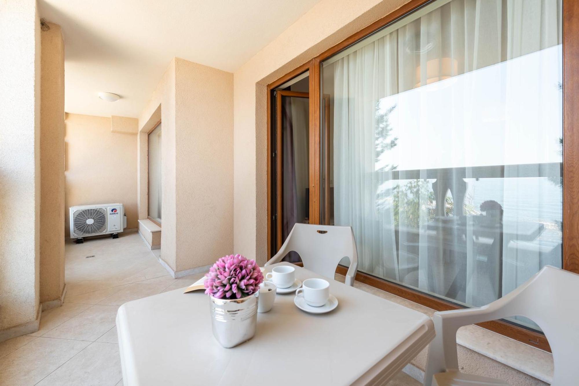 Luxurious And Panoramic Apartments At The Beach In La Mer Complex Golden Sands Esterno foto